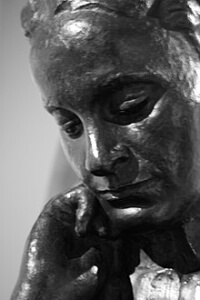 220px-Bronze_bust_of_Elsie_Inglis_by_Ivan_Mestrovic_1918,_SNPG